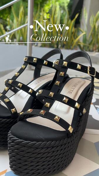 PLATAFORMA 12CM NEGRA CON ACCESORIOS DORADOS