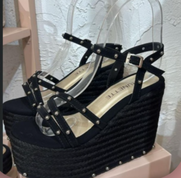 PLATAFORMA NEGRA CON ACCESORIOS PLOMO