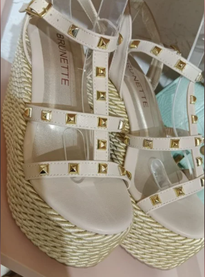 PLATAFORMA  BEIGE 12CM CON ACCESORIOS
